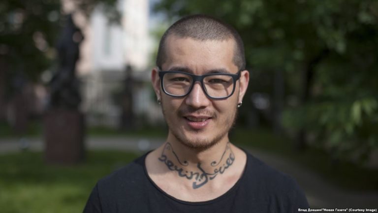 La Russia sospende il rimpatrio di un giornalista uzbeco ma lo tiene in carcere