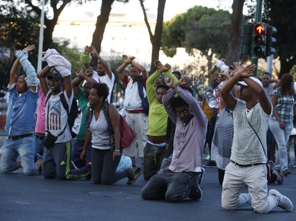 Sgombero Piazza Indipendenza: Msf: almeno 13 feriti tra i rifugiati