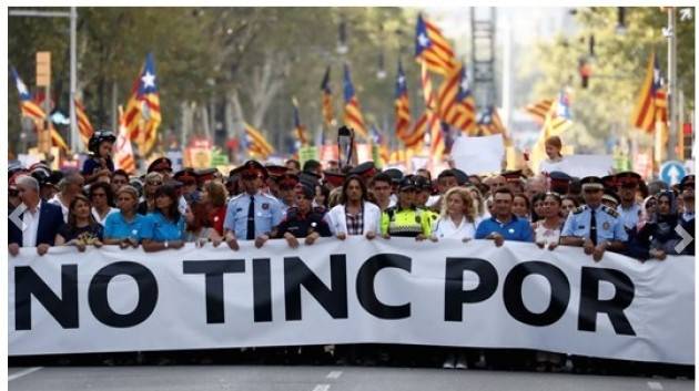 “No Tinc Por”. La sfilata silenziosa di Barcellona che rifiuta la paura
