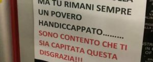 Milano, l’autore del cartello di insulti al disabile si scusa. Ma sono lettere di coccodrillo