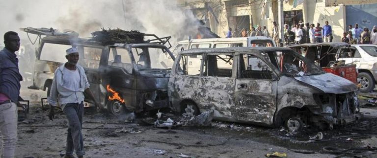 Somalia. Due camion bomba causano 300 morti. Nell’indifferenza generale