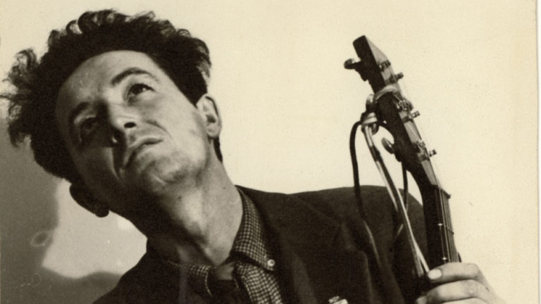 Moriva 50 anni fa Woody Guthrie, l’ultimo “Hobo”, padre della canzone di protesta
