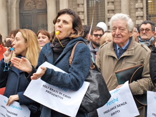 Milano, i giornalisti scendono in piazza. Sempre più precari e sfruttati, a rischio la qualità del lavoro
