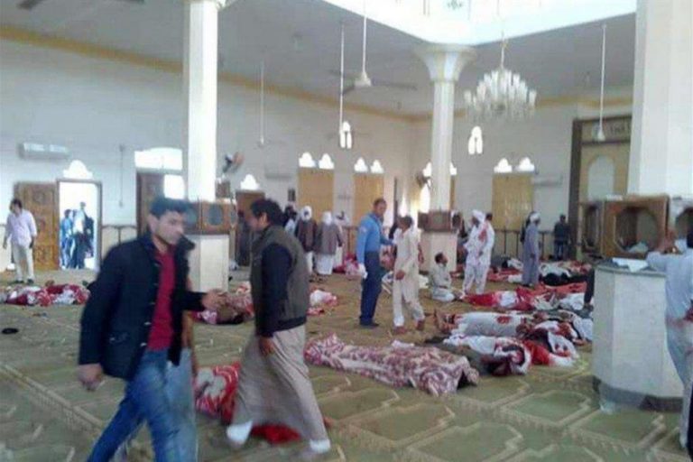 Egitto, la strage nel giorno della preghiera. Nel Sinai musulmani trucidati come i cristiani