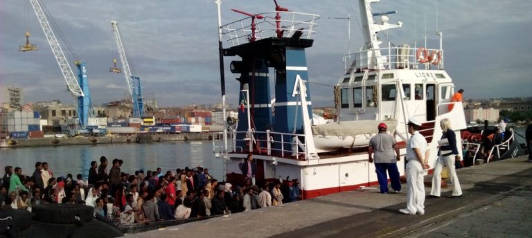 Migranti. Cronisti tenuti fuori dall’area di sbarco al porto di Catania