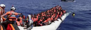 #Astral: 105 persone recuperate da un gommone sgonfio alla deriva. Fcei: “Salvare vite ed essere solidali verso chi fugge da guerre e miseria non può essere un crimine”