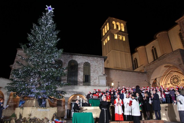 Assisi, accensione e benedizione albero e presepe missionari uccisi