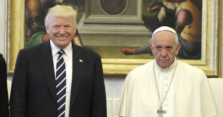 Papa Francesco prega per la pace e Trump vuole armare gli insegnanti