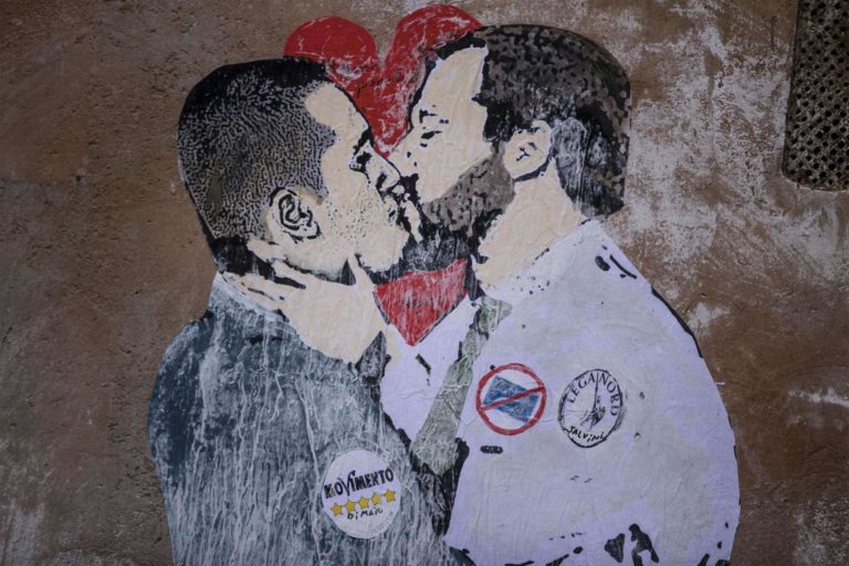 Tira il bacio Di Maio-Salvini