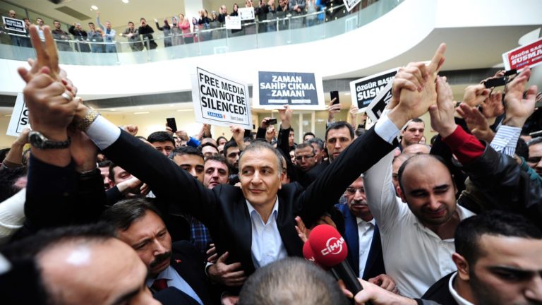 Zaman, chiesto l’ergastolo per 31 imputati tra cui il giornalista Sahin Alpay scarcerato dalla Corte Costituzionale turca