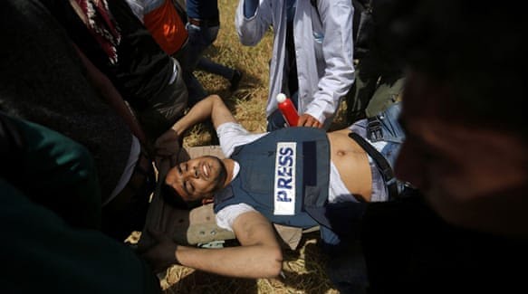 Gaza, fotoreporter palestinese ucciso da cecchini israeliani. Sale a 32 bilancio vittime della Marcia di ritorno