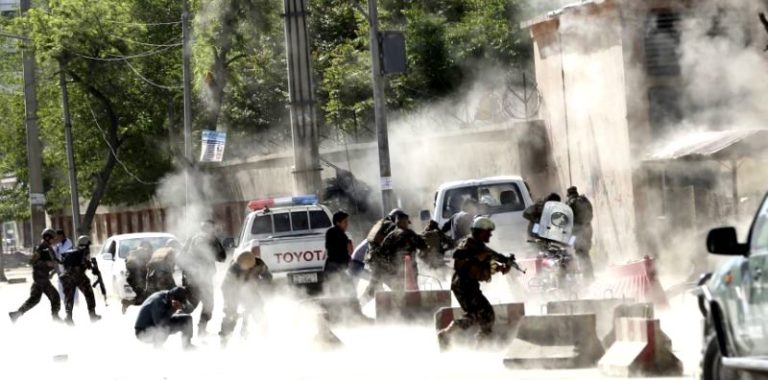 Strage Kabul. 30 morti tra cui 9 reporter. Dal 2001 sono morti 54 giornalisti