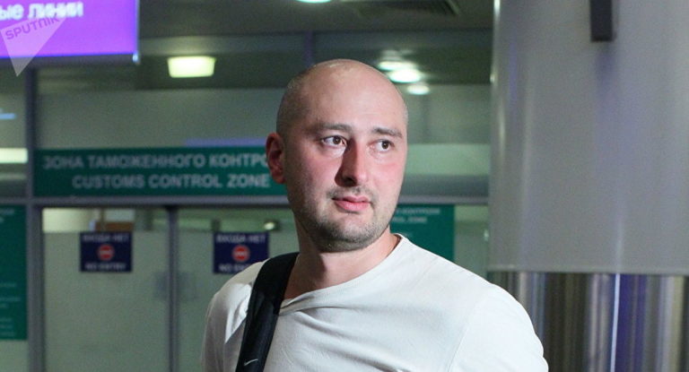 Ucraina, messa in scena dell’omicidio Babchenko per salvargli la vita. Sollevati ma non è un bel giorno per l’informazione