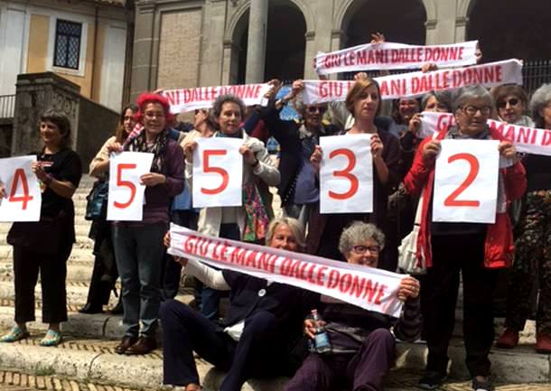 Protesta delle femministe in Aula G. Cesare: “La Casa delle donne non si tocca”