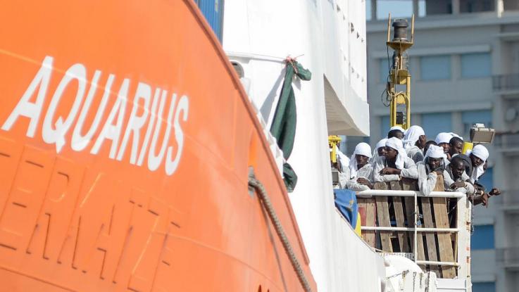 Migranti : via le Ong, ok a navi commerciali