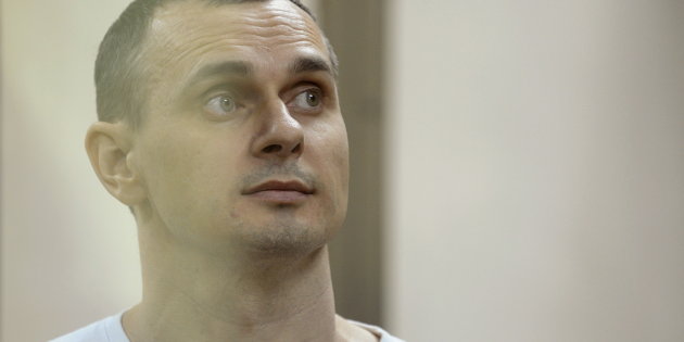 Oleg Sentsov continua lo sciopero della fame e rischia la vita. Ma la Russia non cede e rassicura: sta bene