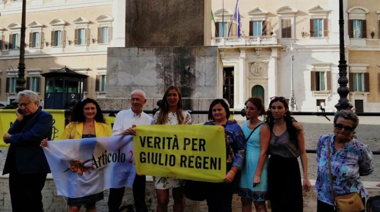 Egitto, presidio per Amal Fathy e verità per Giulio Regeni. Per l’attivista altri 15 giorni di carcere. Domani scorta mediatica.