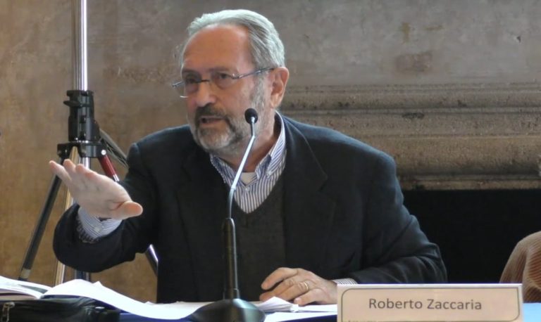 Migranti. “Gran parte di quei 35 euro al giorno ricadono sul territorio. Non vanno in tasca né del richiedente asilo né delle associazioni”. Intervista a Roberto Zaccaria