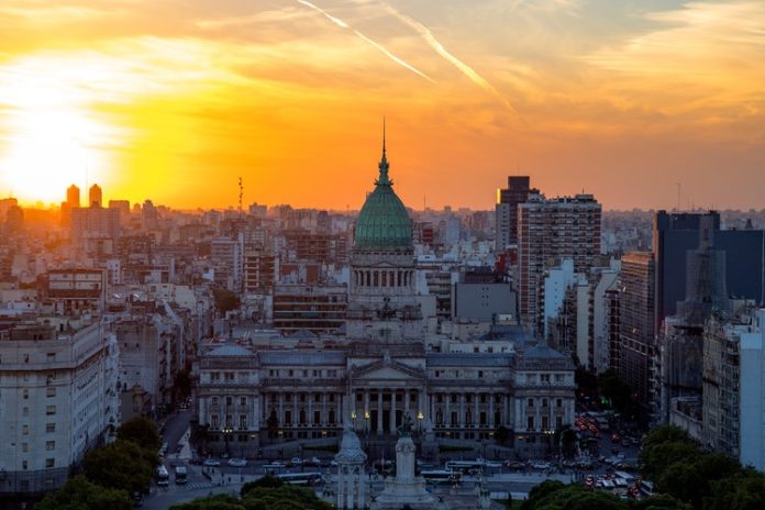 Argentina. La crisi attuale è conseguenza di precise scelte economiche. Intervista a Néstor Miguez (Faie)