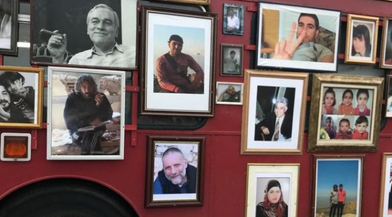 Siria. L’autobus di Families for Freedom con le foto dei (circa 100mila) desaparecidos siriani. C’è anche Padre Paolo Dall’Oglio