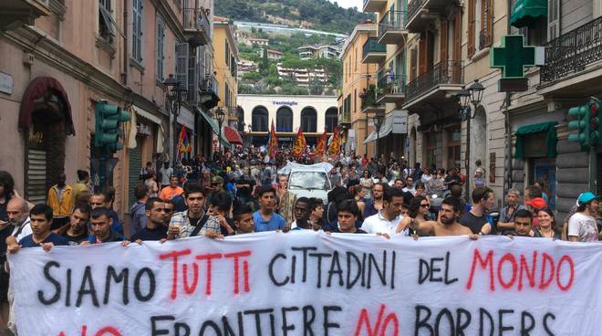 Con i migranti per fermare le barbarie, in migliaia in piazza in tutta Italia