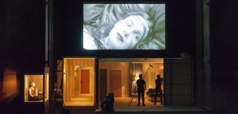 Teatro. “La maladie de la mort”: Duras, Mitchell e il vuoto d’amore sulla scena