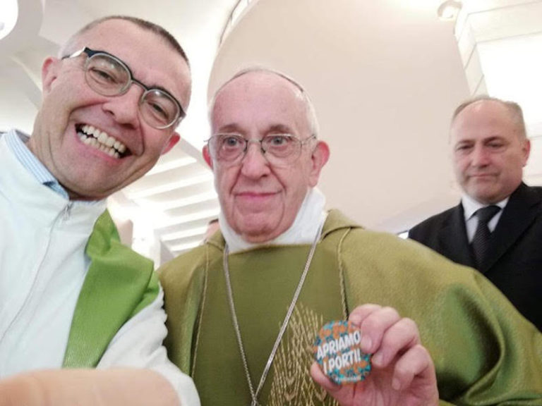 “Apriamo i  porti!”. Il selfie con Papa Francesco di don Nandino Capovilla, messaggero di accoglienza