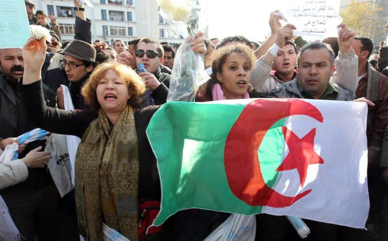 Algeria: centinaia di migliaia di giovani in piazza chiedono la fine del regime di Bouteflika