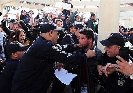 Algeria, protesta contro i bavagli. Fermati per ore 10 giornalisti