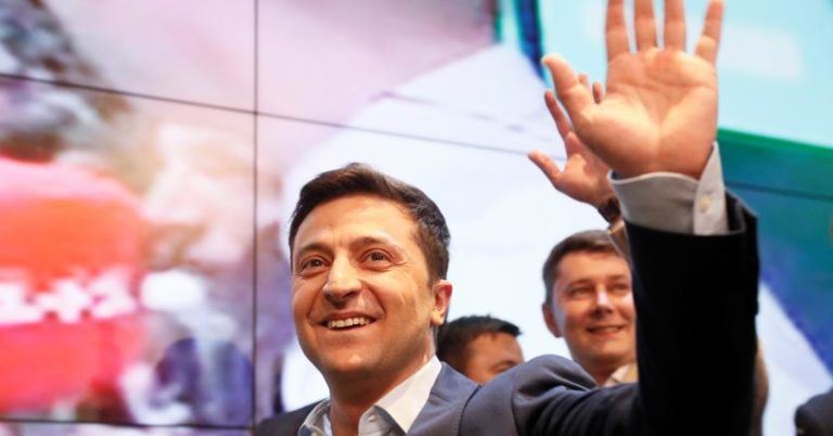 Ucraina, il comico e populista Zelensky ‘incoronato’ presidente