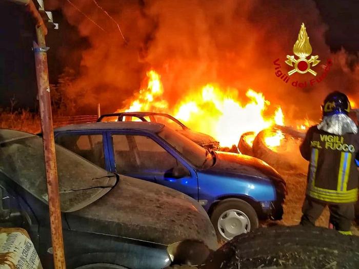 Incendiata l’auto della giornalista Valeria Pinna. Si segue la pista dell’avvertimento per le sue inchieste