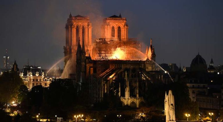 Brucia Notre-Dame, la nostra casa comune per credenti e laici