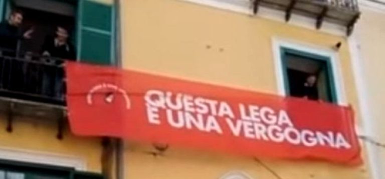 Striscione contro Lega a Salerno, cittadini denunciano: polizia entra in abitazione privata per farlo rimuovere