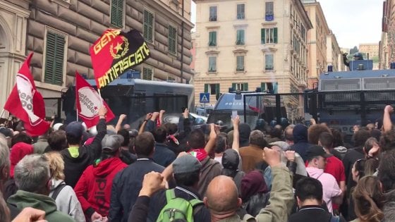 Polizia carica corteo antifascista a Genova, giornalista di Repubblica picchiato da agenti