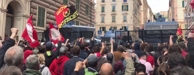 Genova antifascista in piazza. Le cariche della polizia. Le botte al cronista di Repubblica. Non si vedeva una scena del genere dal G8 del 2001