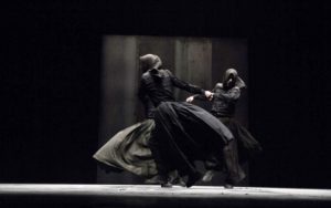Lo spazio rituale e misterioso di ‘Macbettu’, al Teatro Argentina di Roma