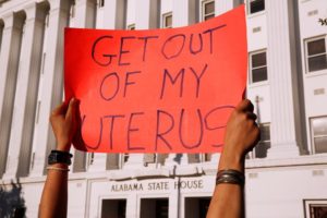 Misoginia globale: dalle mestruazioni all’aborto, se le cose vanno male la colpa è delle donne