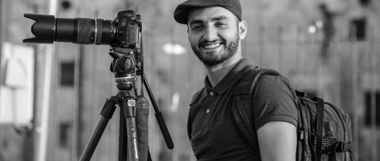 Israele minaccia di espellere fotoreporter palestinese