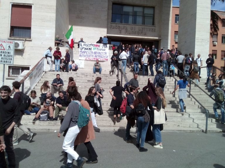 Mimmo Lucano a La Sapienza, la sua lezione diventa un evento antifascista. Gli studenti cantano Bella ciao