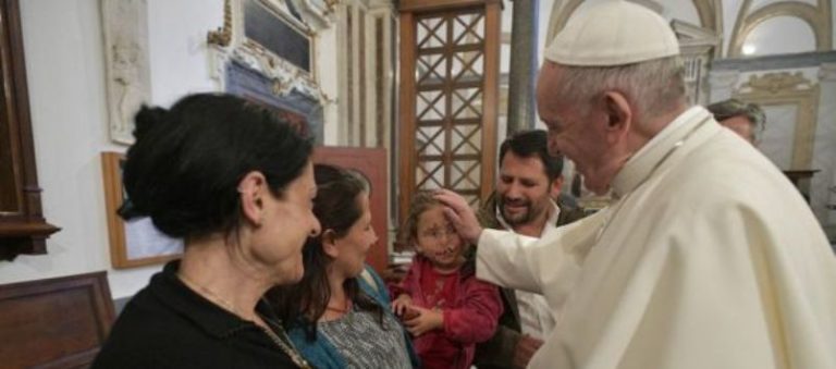 La famiglia rom da Papa Francesco. Il gesto più significativo contro l’odio razziale