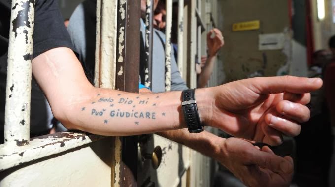 Carceri, cosa ci raccontano i tatuaggi dei detenuti