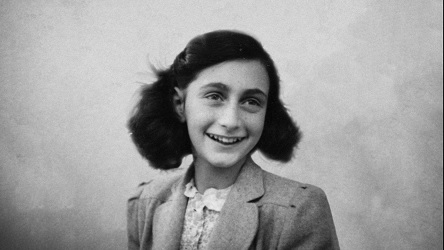 Anna Frank compie 90 anni. Maratona di lettura del suo Diario a Venezia