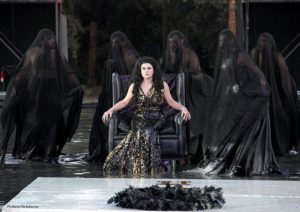 I lavacri dell’Ellade diventano dramma contemporaneo nell’ “Elena” di Euripide diretta da Livermore al Teatro Greco di Siracusa
