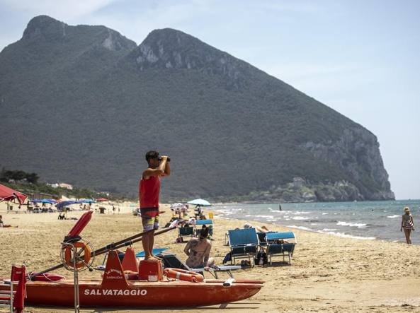 La solidarietà oltre gli insulti e l’odio: tutto in una scena sulla spiaggia