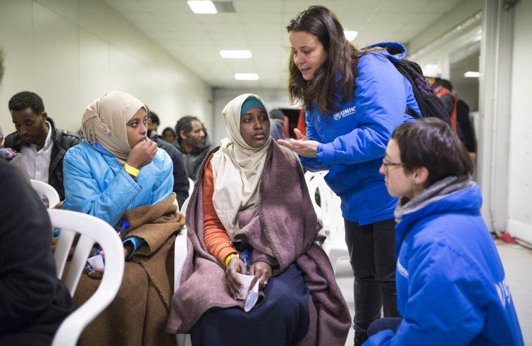 Unhcr: “Evacuati 131 rifugiati dalla Libia al Niger, mentre continuano gli scontri a Tripoli”