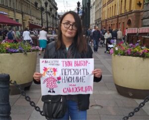 Russia, attivista Lgbti brutalmente uccisa a San Pietroburgo mentre a Mosca torna in carcere il dissidente Navalny