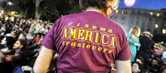 Aggredito perché indossava la maglietta del Cinema America. L’ultimo episodio dell’onda fascista