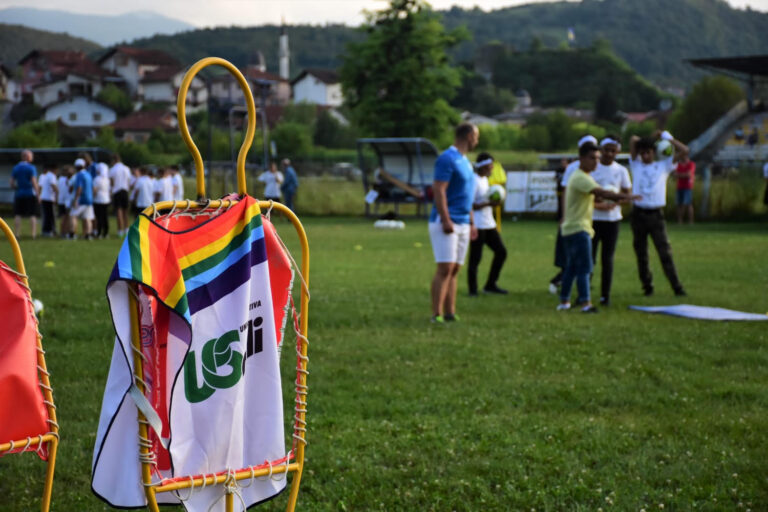 Cronache dalla rotta balcanica. La carovana Football No Limits incontra i migranti bloccati a Bihac
