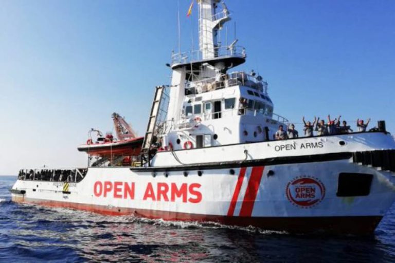 Open Arms, Amnesty International:  “Subito l’attracco, le persone a bordo sono a rischio”