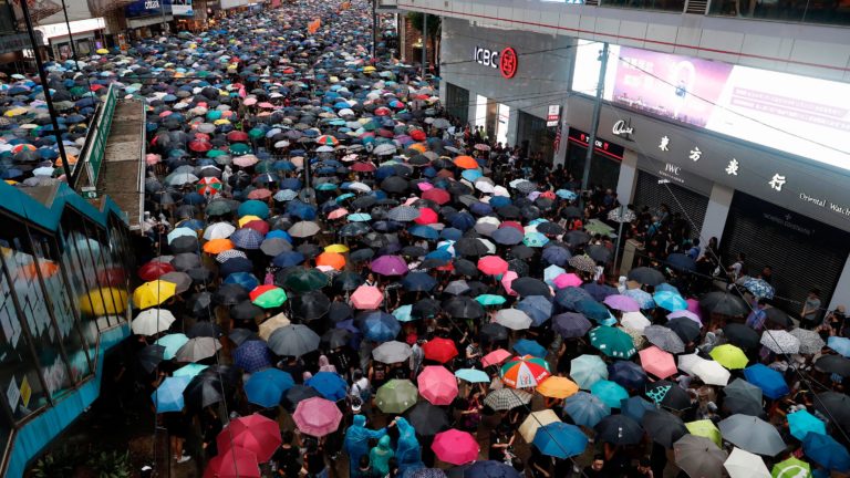 Il Dragone cinese e gli ombrelli di Hong Kong